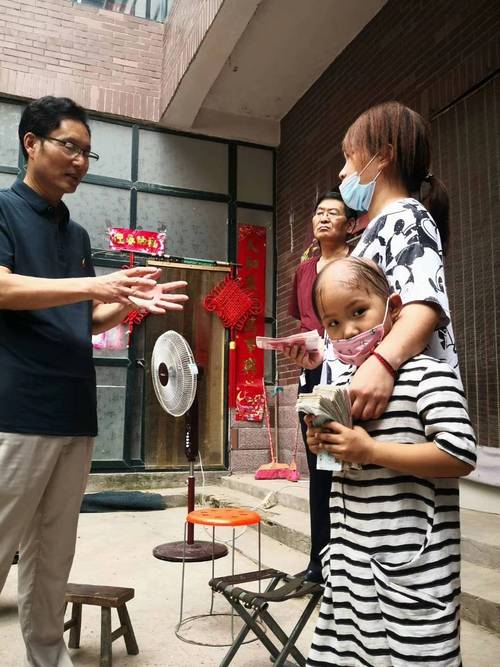 号召党员干部带头消费后，洛阳老城区委书记街头吃火锅